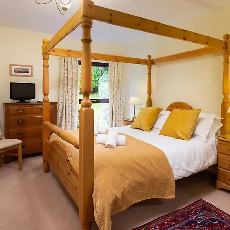 Lakefield House *